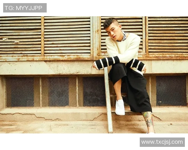 足球明星街拍高清图片展现时尚风采与运动魅力的完美结合