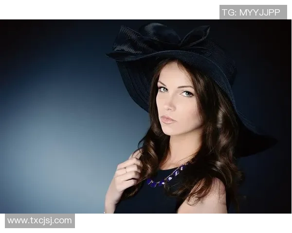 暗色头像下的足球明星女性魅力展现与运动精神交融之美