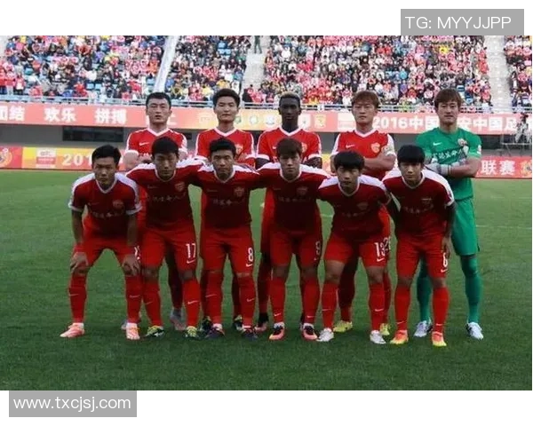 武汉网球队以70分领跑冠军赛积分榜展现强劲实力和团队合作精神